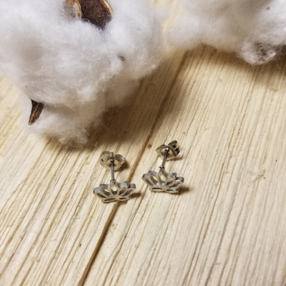 Beautiful Open Lotus Flower earrings in SILVER - Picture 7 of 9